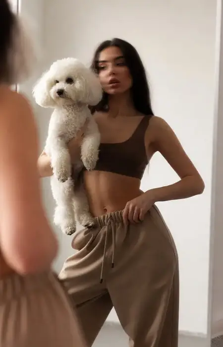 Чуттєва жінка в мереживній білизні на ліжку